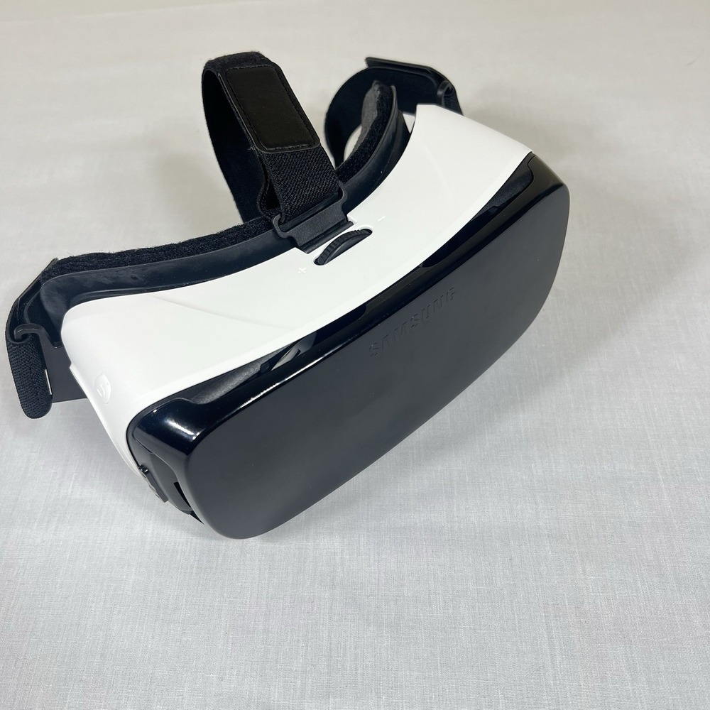 Samsung Gear VR Headset SM-R323 Powered by Oculus Black  Clean